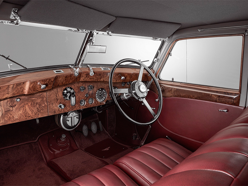 إحياء سيارة  BENTLEY CORNICHE الأسطورية من جديد